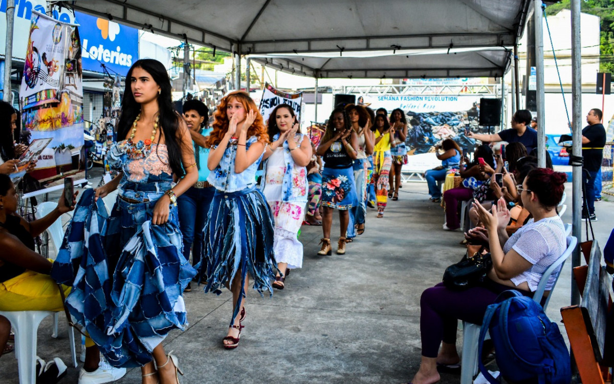 A praça virou uma passarela de moda, além de oficinas, exposições e desfiles com modelos