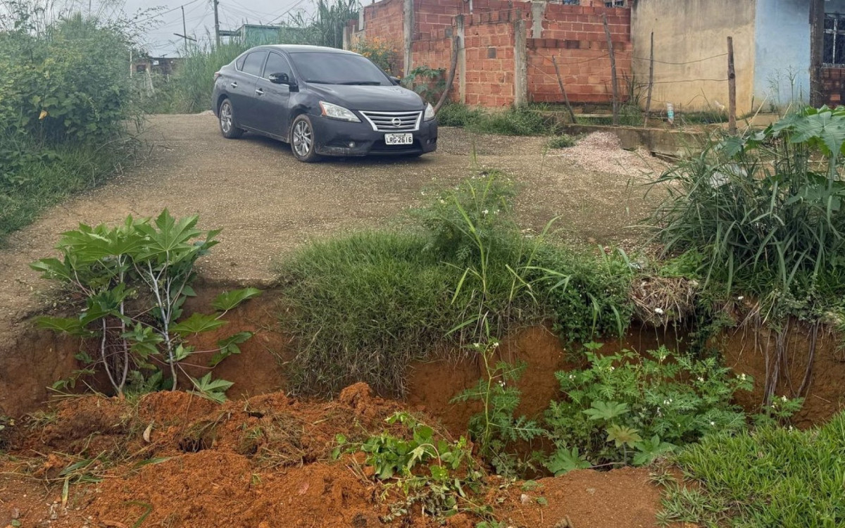 Na Rua João Tavares, no Morro do Sapo, os criminosos cavaram uma vala, obstruindo a passagem para veículos e pedestres