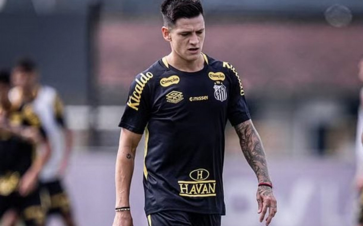 Leo Godoy, lateral-direito do Santos, nega sa&iacute;da ap&oacute;s invas&atilde;o ao CT