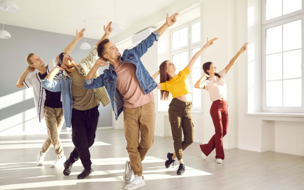 A dan&ccedil;a &eacute; uma pr&aacute;tica ben&eacute;fica para a sa&uacute;de f&iacute;sica (Imagem: Studio Romantic | Shutterstock)