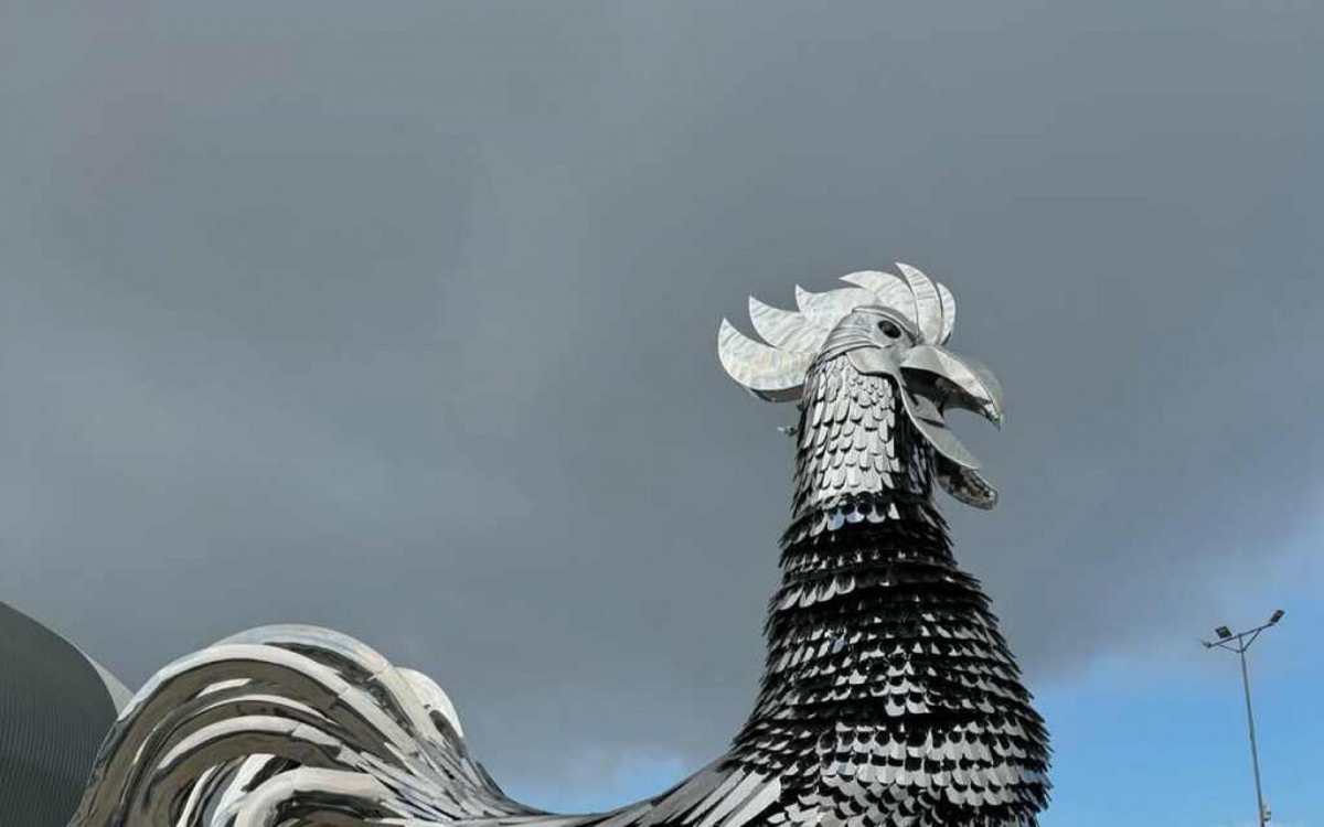 Antes da reabertura, Atl&eacute;tico Mineiro inaugura Galo de oito metros na Arena MRV