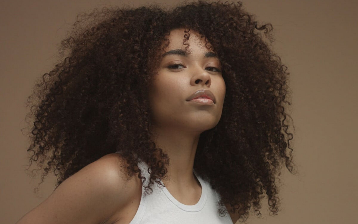 S&atilde;o Paulo Fashion Week refor&ccedil;a a tend&ecirc;ncia dos cabelos naturais como forma de express&atilde;o (Imagem: Beauty Stock | Shutterstock) 