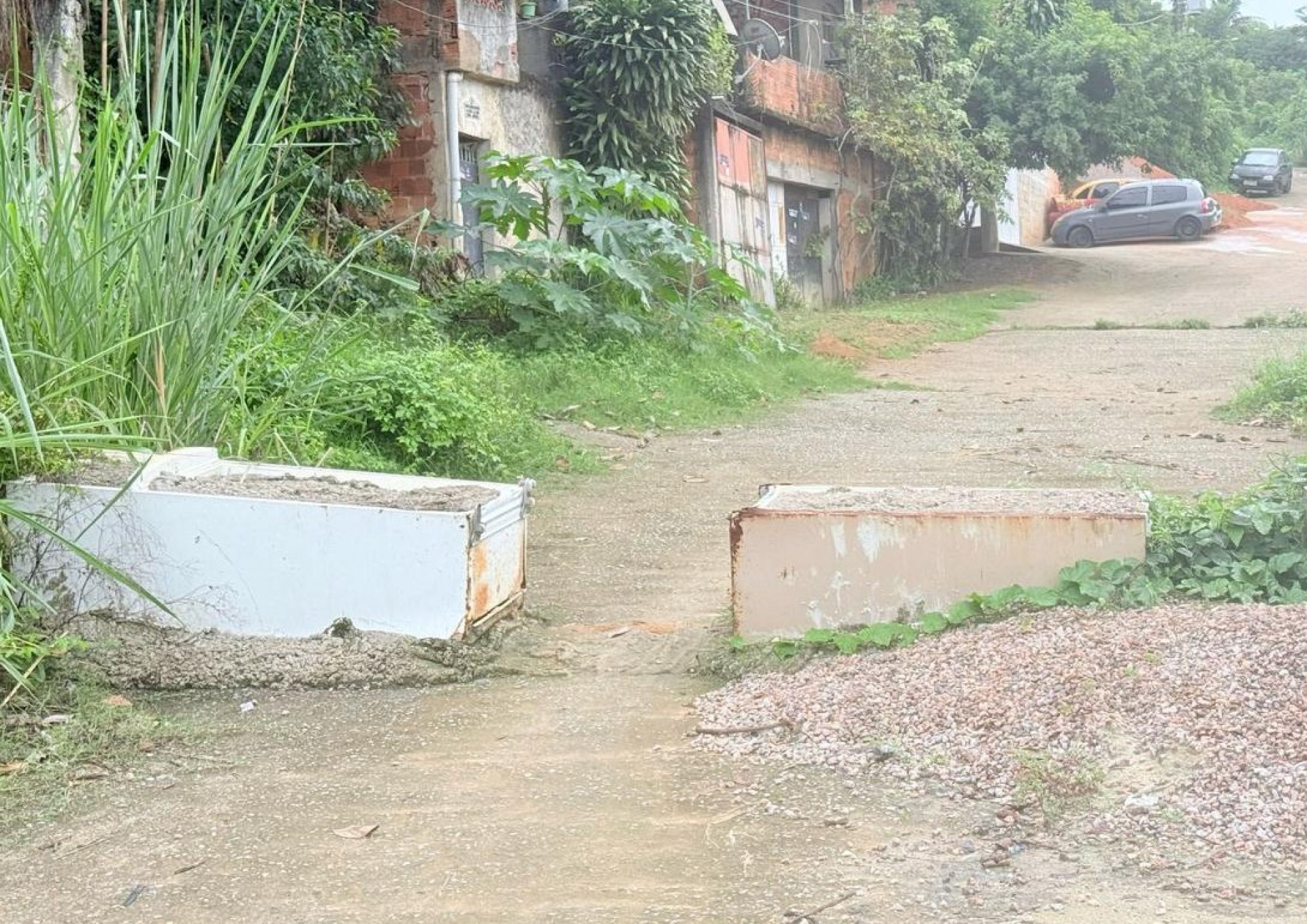 Na alameda Laranjeiras, no Morro do Avi&atilde;o, criminosos colocaram tr&ecirc;s carca&ccedil;as de geladeira com concreto - Divulga&ccedil;&atilde;o / PMBR