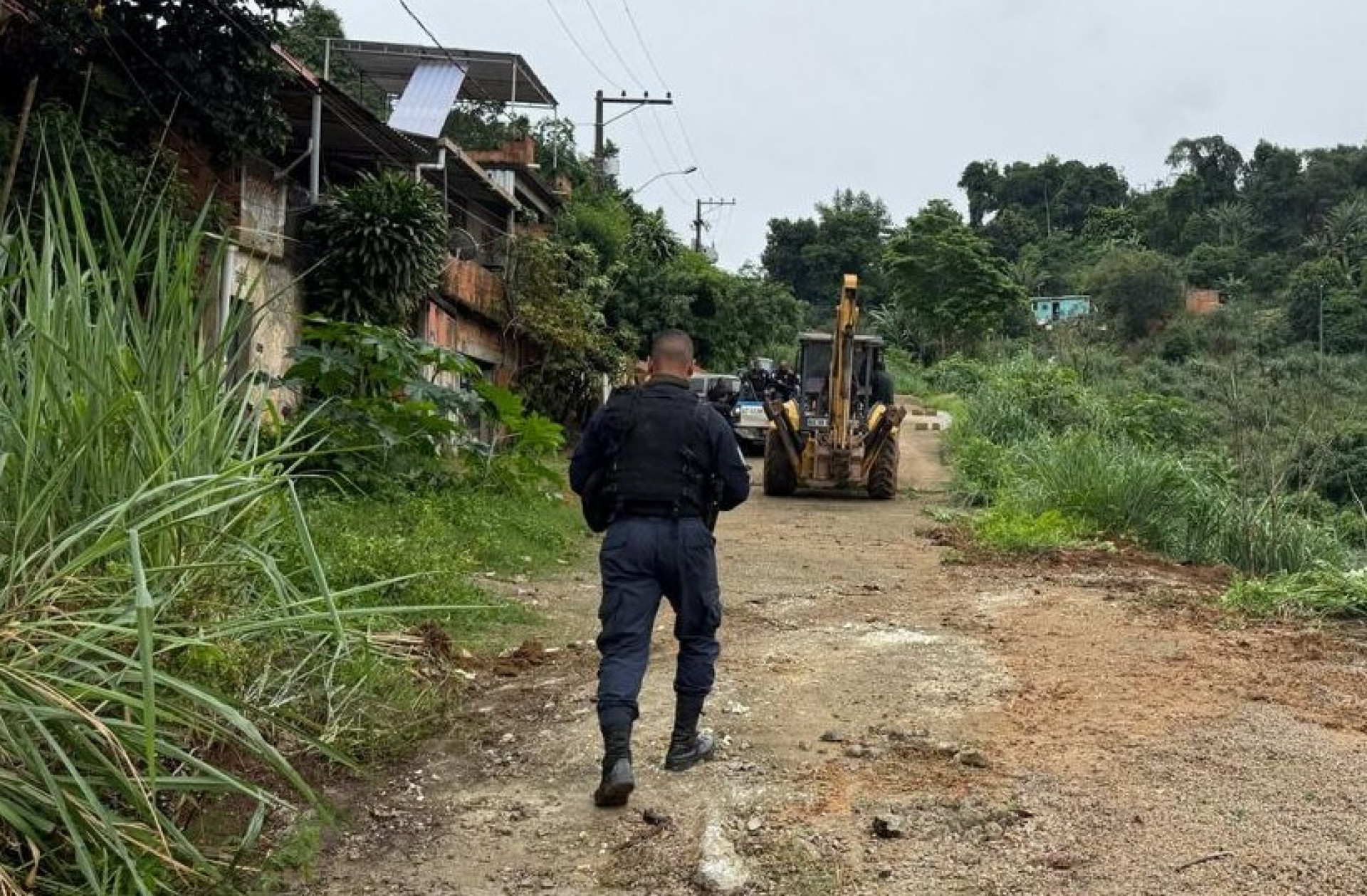 A Pol&iacute;cia Militar apoiou a opera&ccedil;&atilde;o da Secretaria municipal de Transportes nas comunidades do Avi&atilde;o e do Sapo - Divulga&ccedil;&atilde;o / PMBR