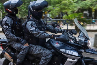 PMs do Batalhão Tático de Motociclistas prendem criminoso foragido da Justiça em Belford Roxo