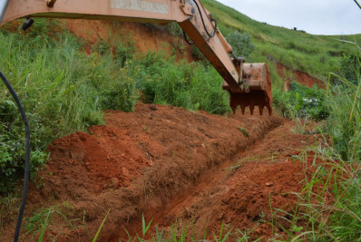 Desassoreamento é realizado em córrego no bairro Fonseca Almeida