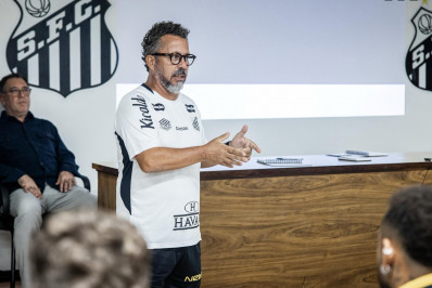Santos oficializa ex-auxiliar de Tite como novo treinador
