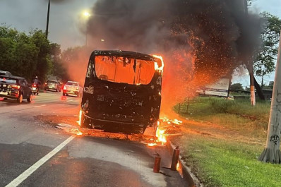Ônibus pega fogo e interdita faixa da Avenida Brasil