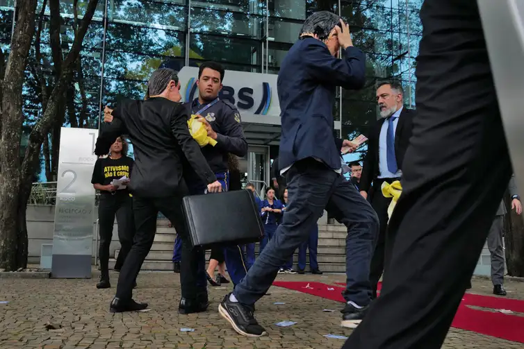 Ativistas do Greenpeace são detidos após protesto na sede da JBS
