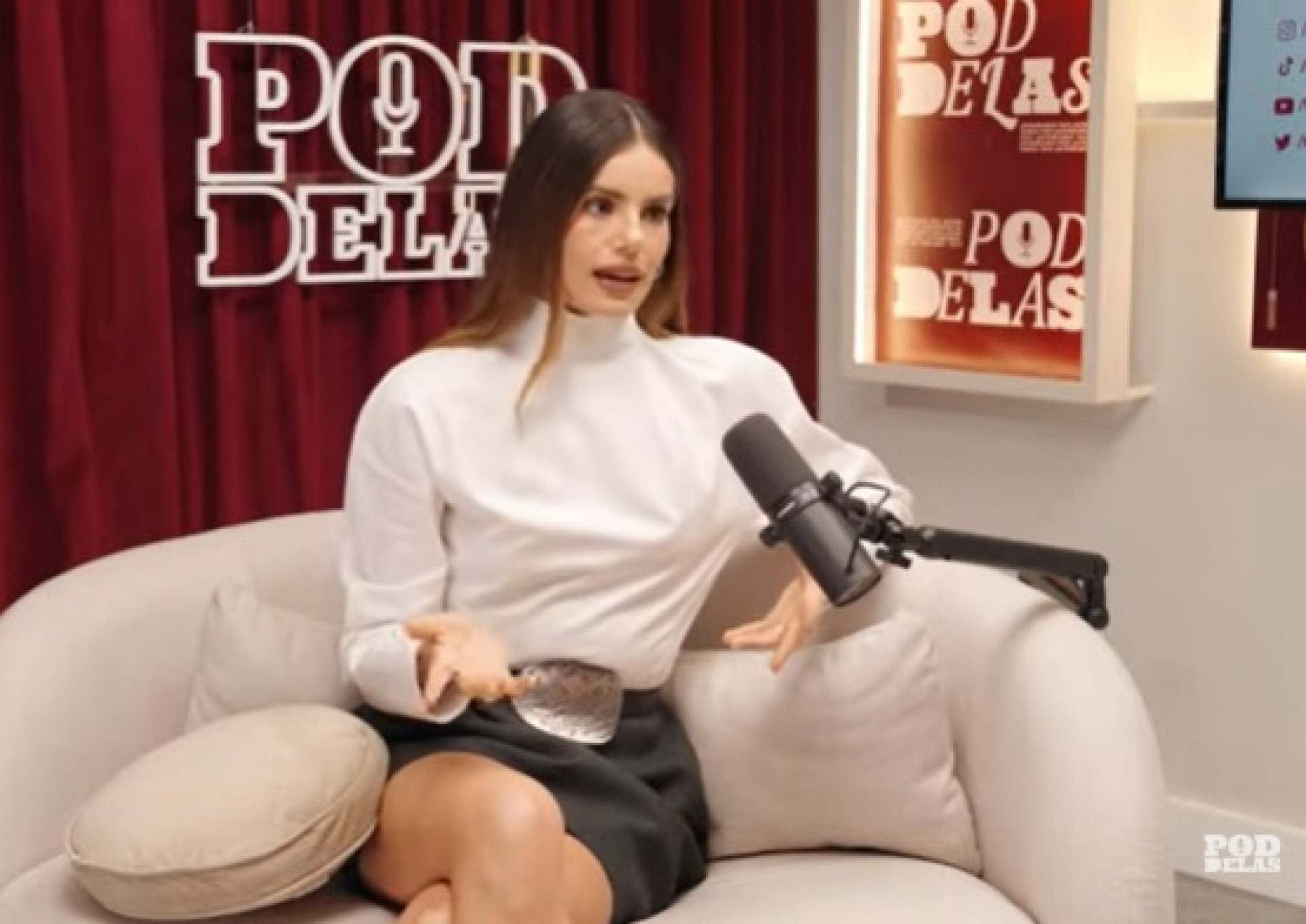 Camila Queiroz revelou que a mãe segue trabalhando como manicure - Reprodução/Youtube