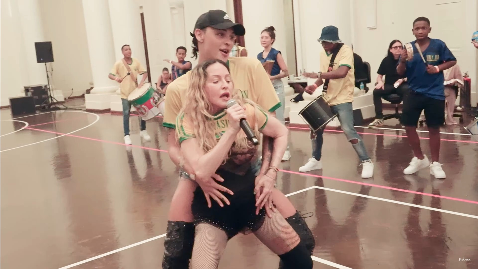 Madonna mostra bastidores do show de Copacabana - Reprodução / YouTube
