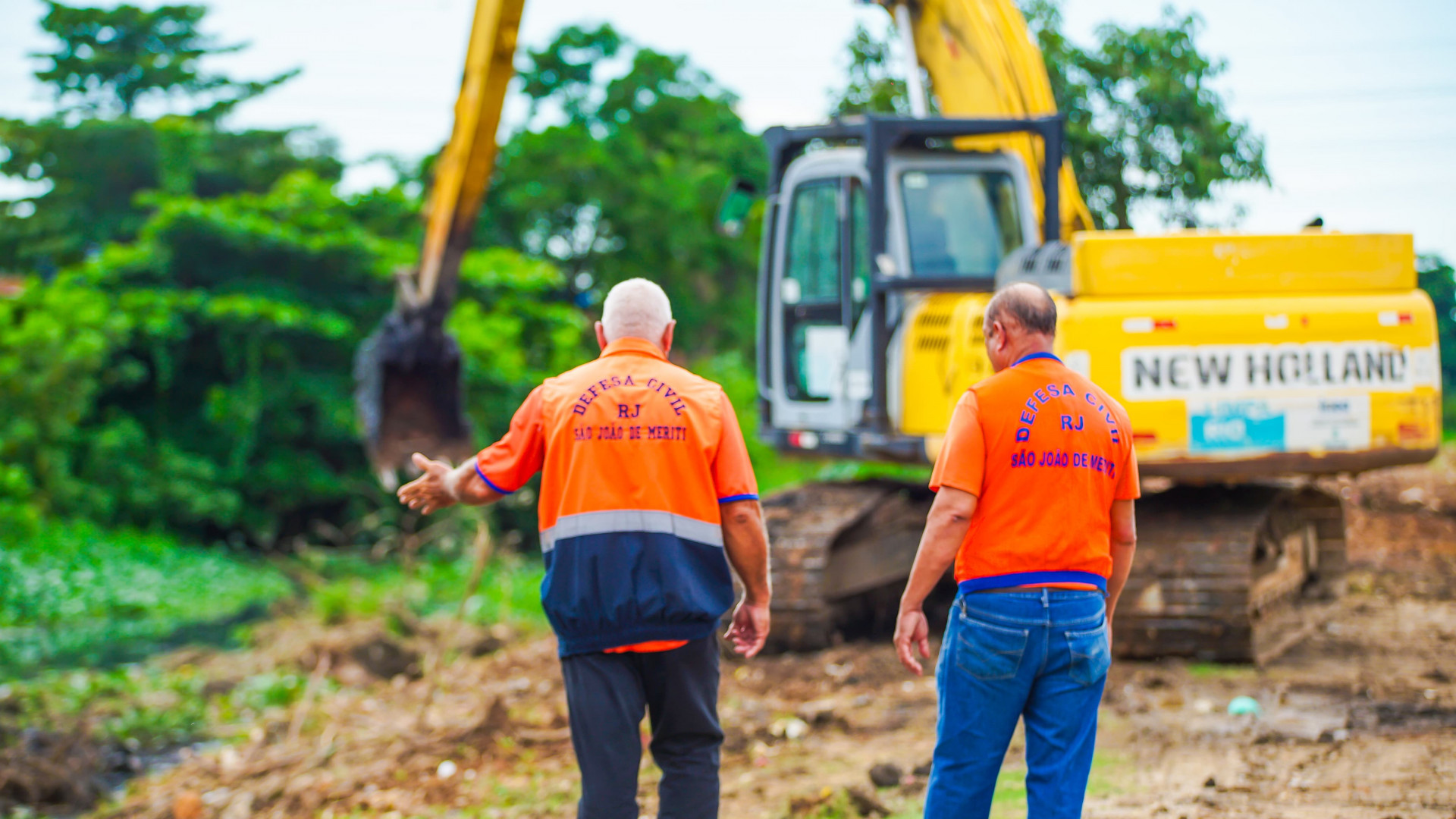 A Defesa Civil de Meriti acompanhou o trabalho da máquina do Inea na margem do Rio Sarapuí  - Gilberto Rocha/ PMSJM