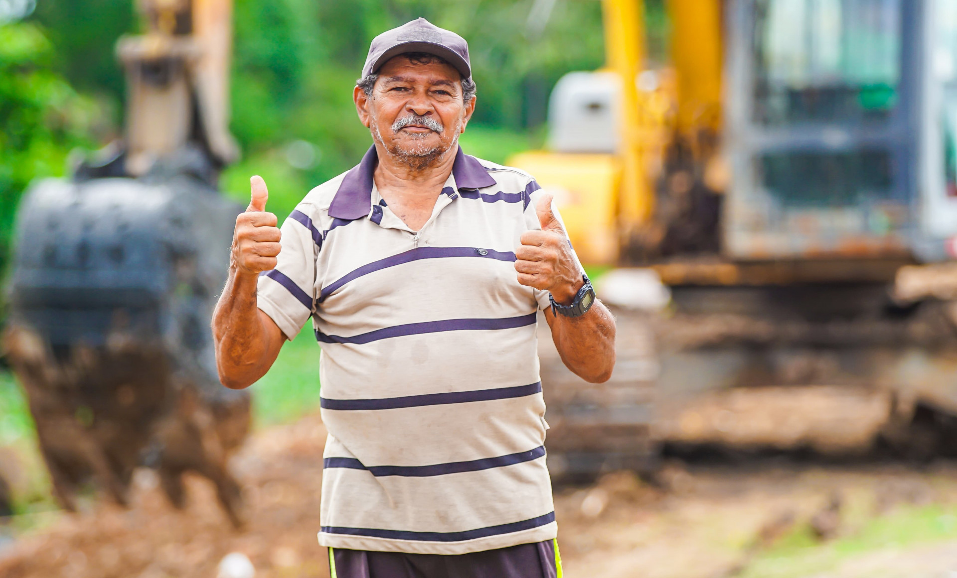 Morador antigo do bairro, Manoel Severino agradeceu pela chegada da opera&ccedil;&atilde;o de limpeza - Gilberto Rocha/ PMSJM