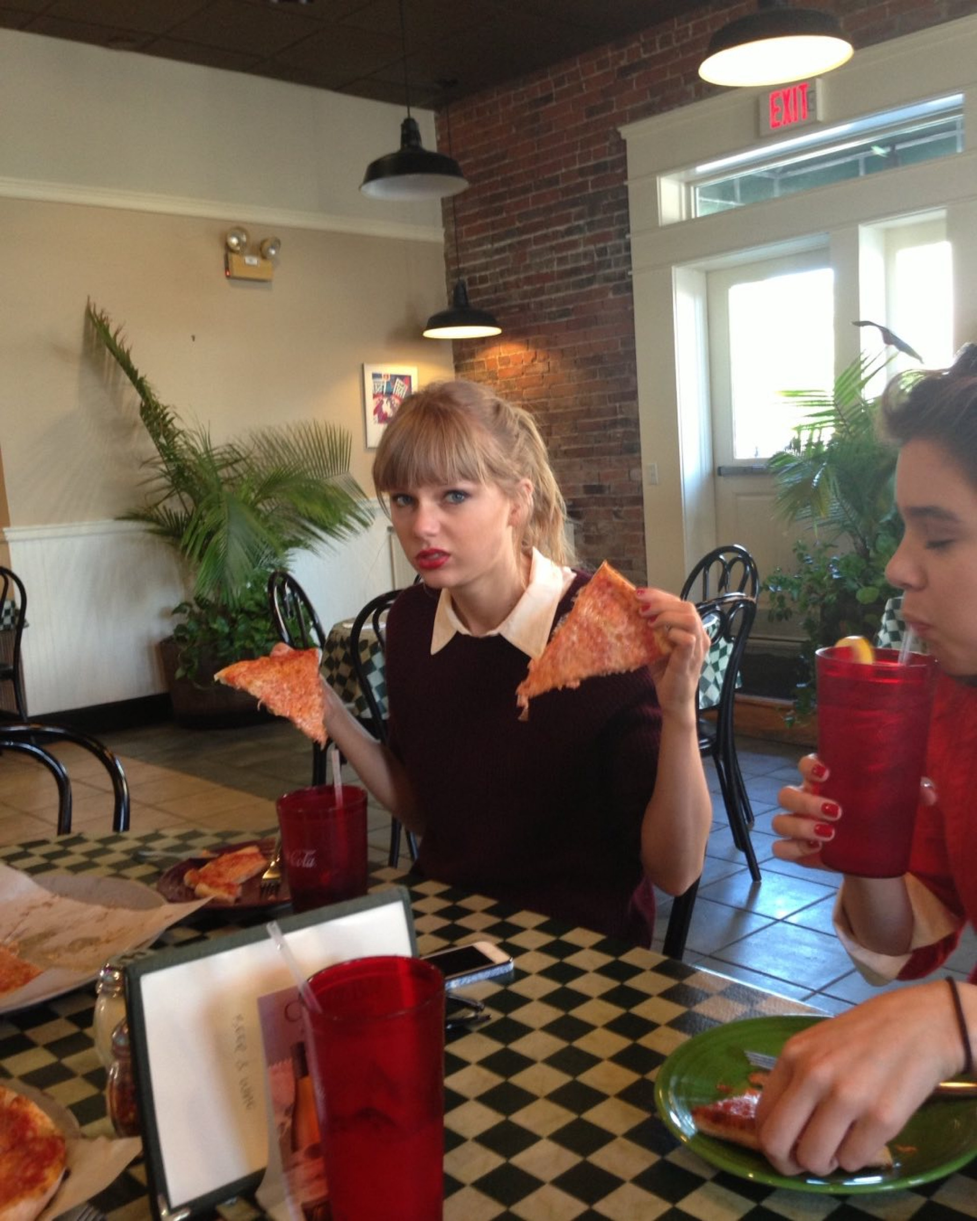 Ed Sheeran compartilha fotos antigas de telefone que não usava desde 2015 - Reprodução / Instagram