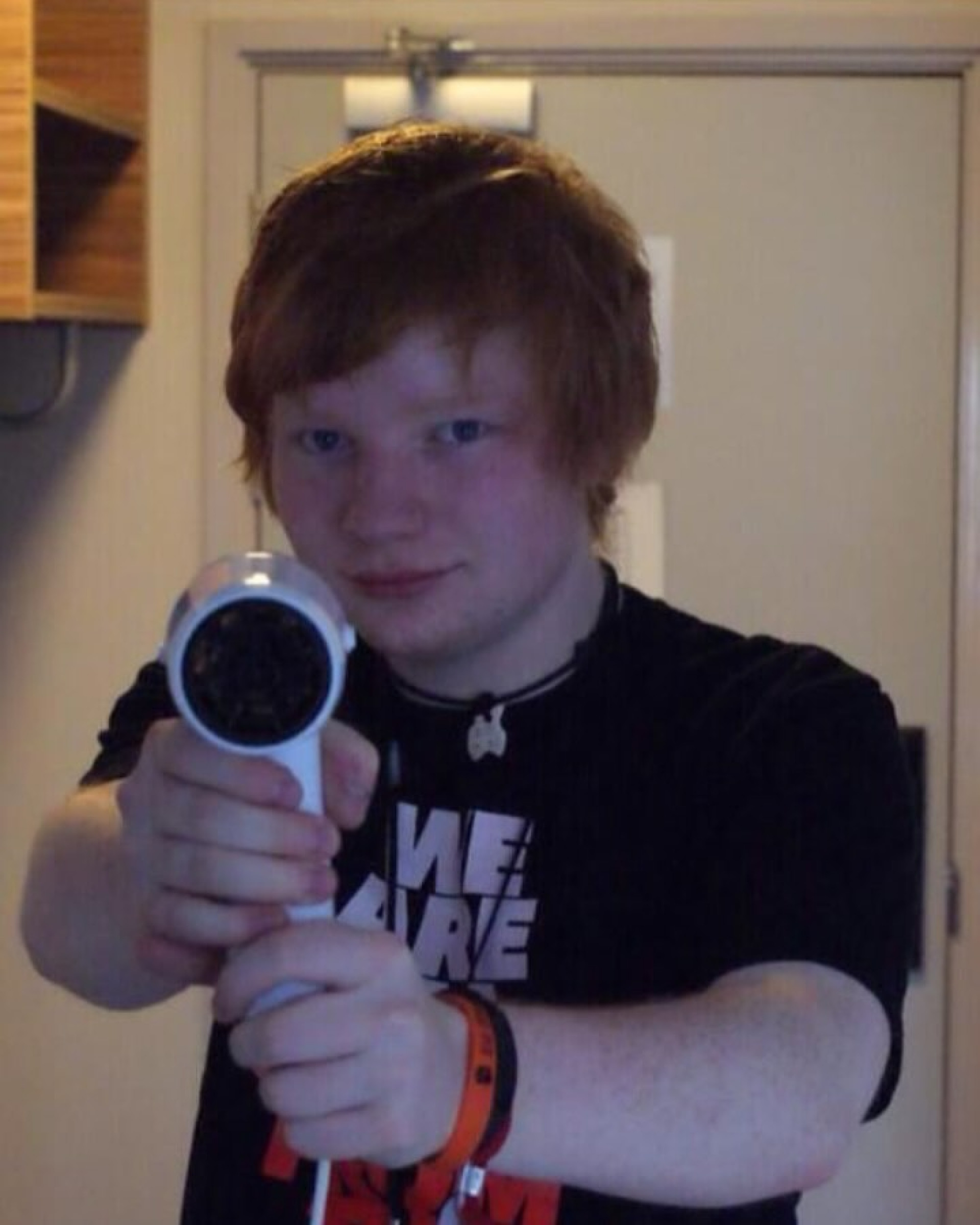 Ed Sheeran compartilha fotos antigas de telefone que não usava desde 2015 - Reprodução / Instagram