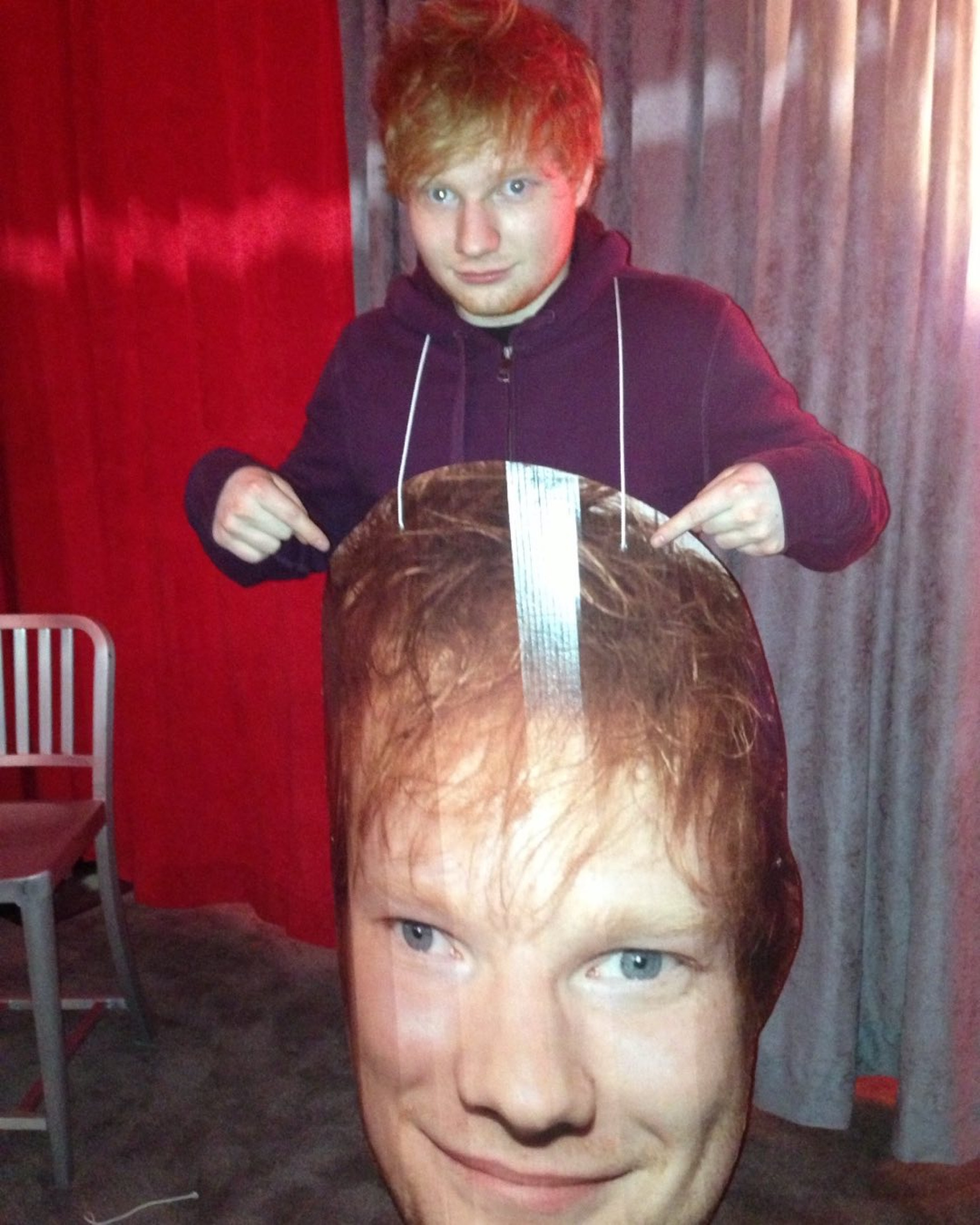 Ed Sheeran compartilha fotos antigas de telefone que não usava desde 2015 - Reprodução / Instagram