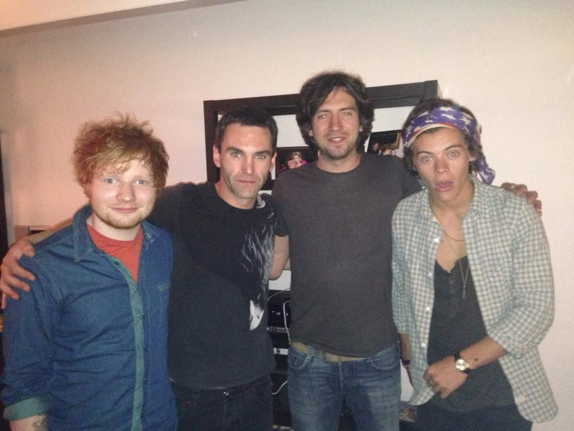 Ed Sheeran compartilha fotos antigas de telefone que não usava desde 2015 - Reprodução / Instagram