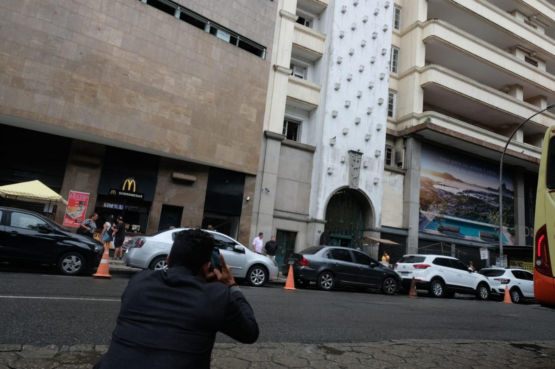 Icônica torre-relógio com 100 metros chama atenção na Rua do Passeio - Pedro Teixeira / Agência O Dia