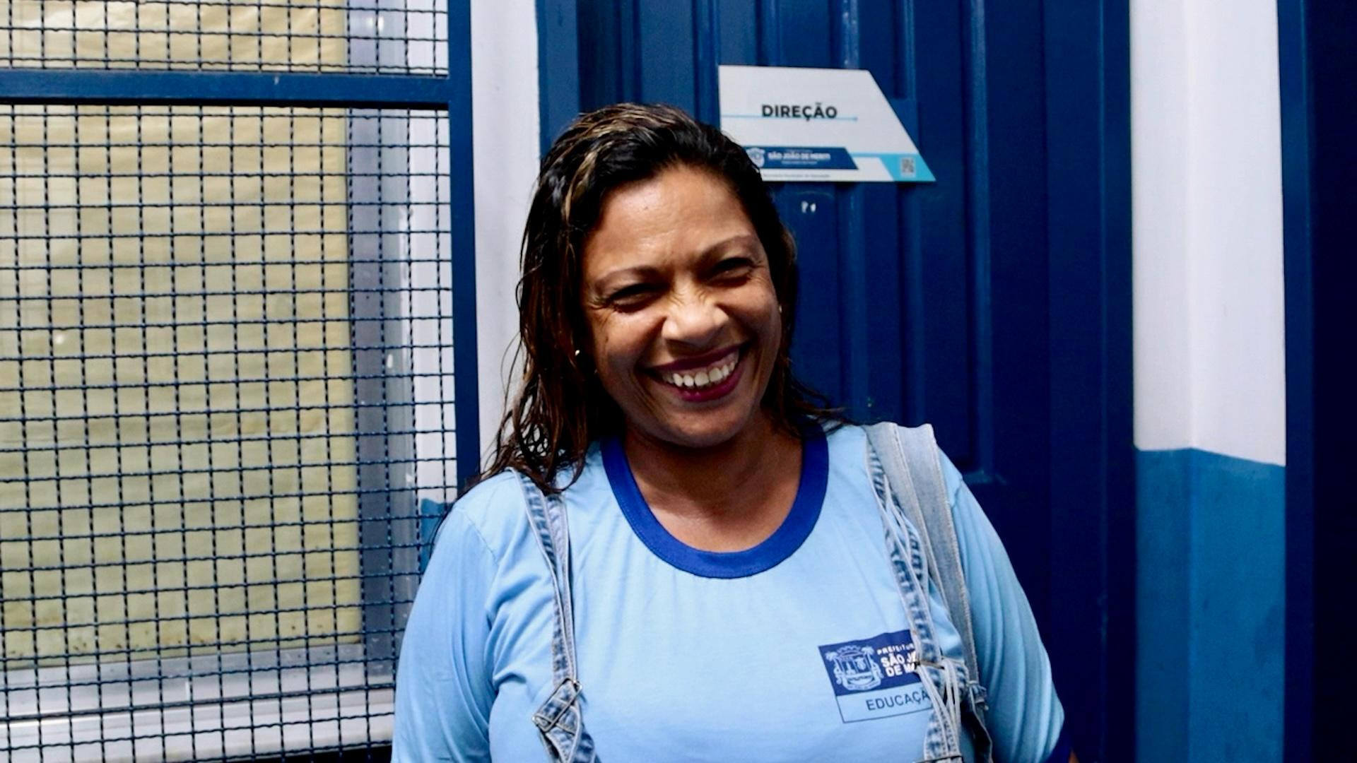 A aluna Aline Ribeiro da Silva, de 42 anos, compartilha como o retorno &agrave; escola tem mudado sua vida - Matheus Santos/PMSJM