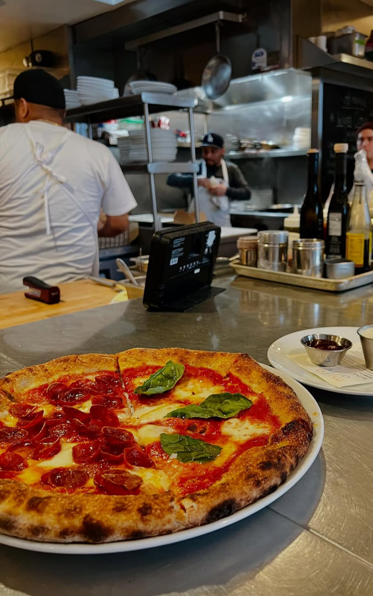 Bastidores da entrevista de Wagner Moura a Jesse Tyler Ferguson  - Reprodução/Instagram