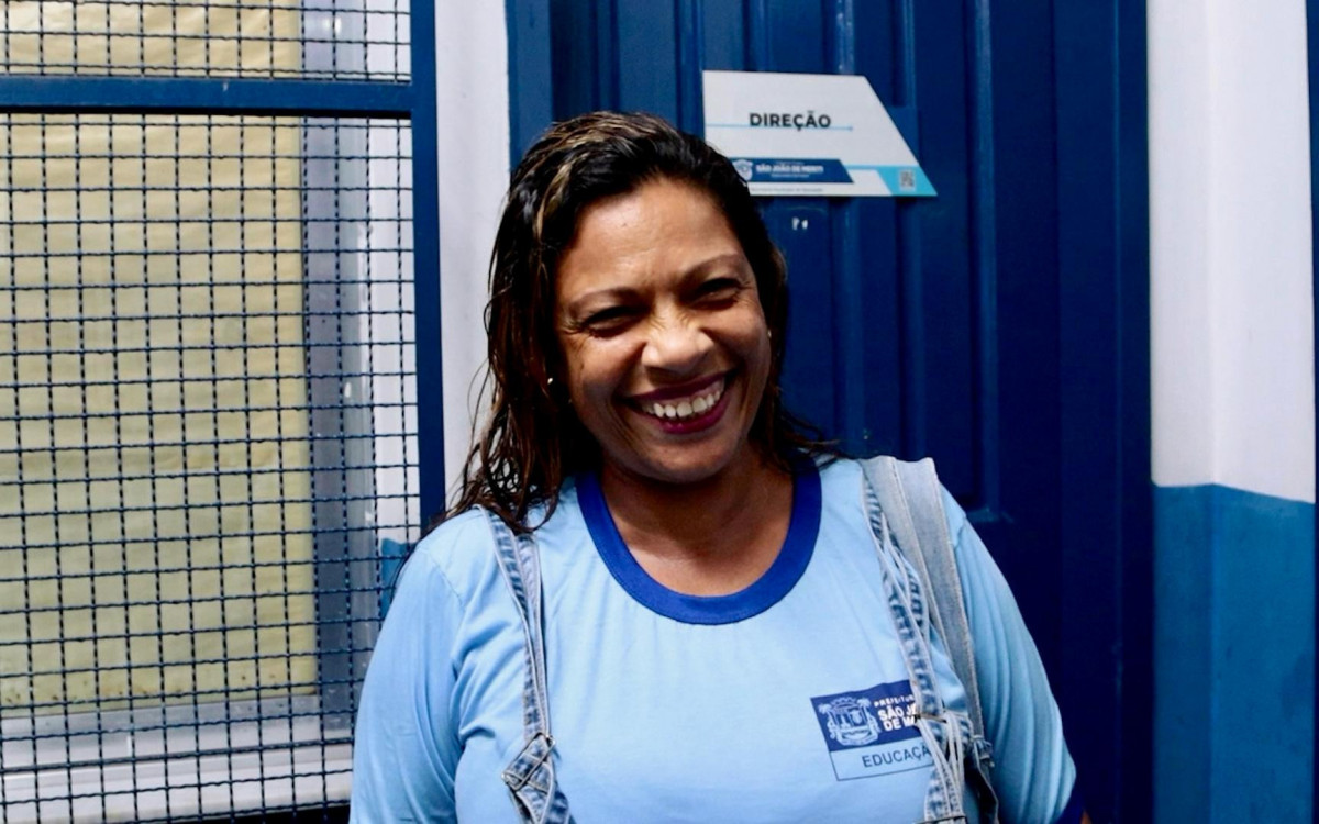 A aluna Aline Ribeiro da Silva, de 42 anos, compartilha como o retorno à escola tem mudado sua vida