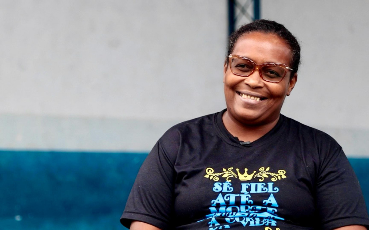 Aretusca Michelle Araújo, hoje inspetora de alunos, que interrompeu os estudos aos 18 anos 