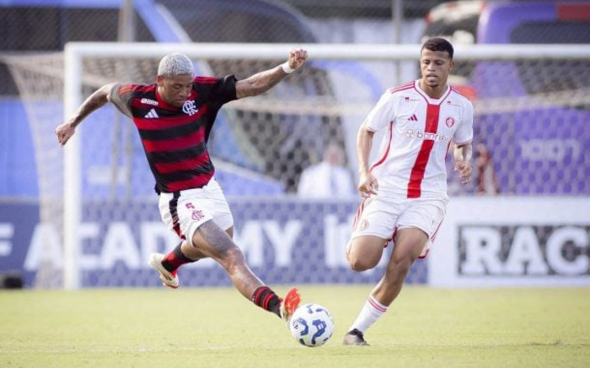 Flamengo vence, sobe na tabela e complica Inter no Brasileir&atilde;o Sub-20