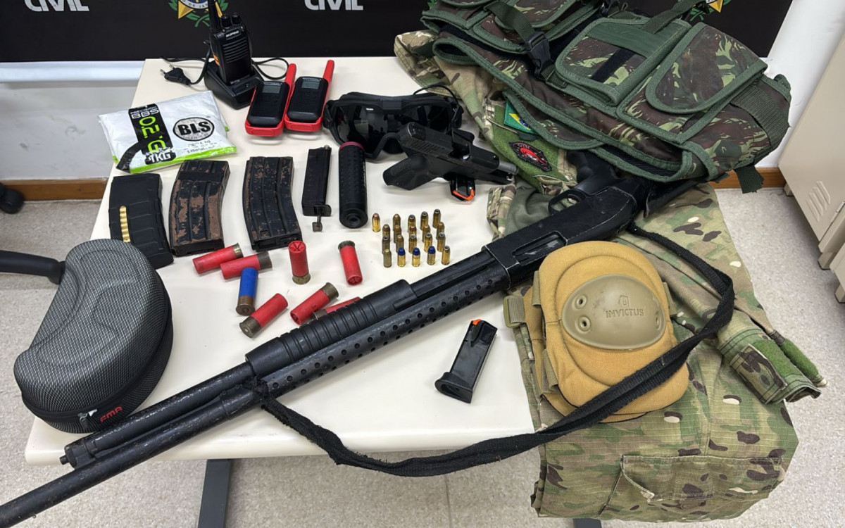 Criminosos foram encontrados em Macaé, no Norte Fluminense, com armas e munições