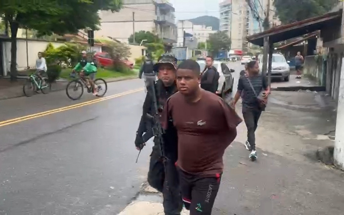 Criminosos foram encontrados em Macaé, no Norte Fluminense, com armas e munições