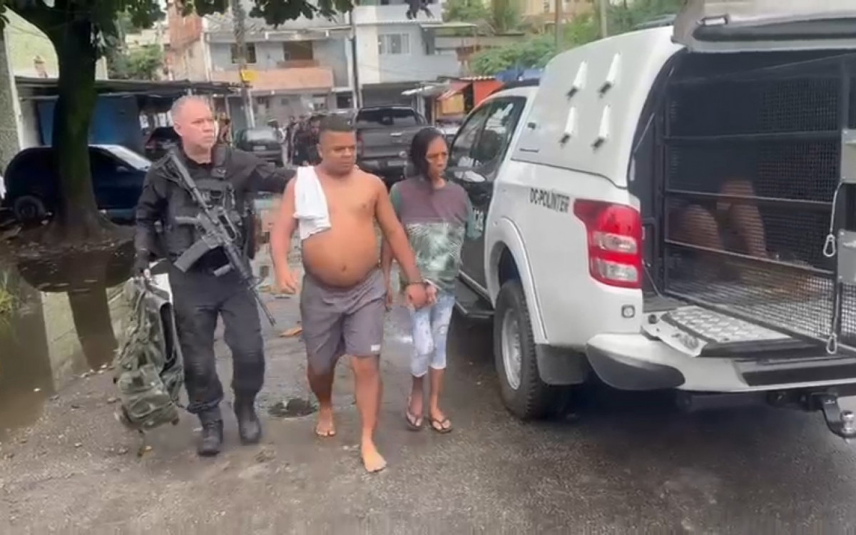 Criminosos foram encontrados em Macaé, no Norte Fluminense, com armas e munições