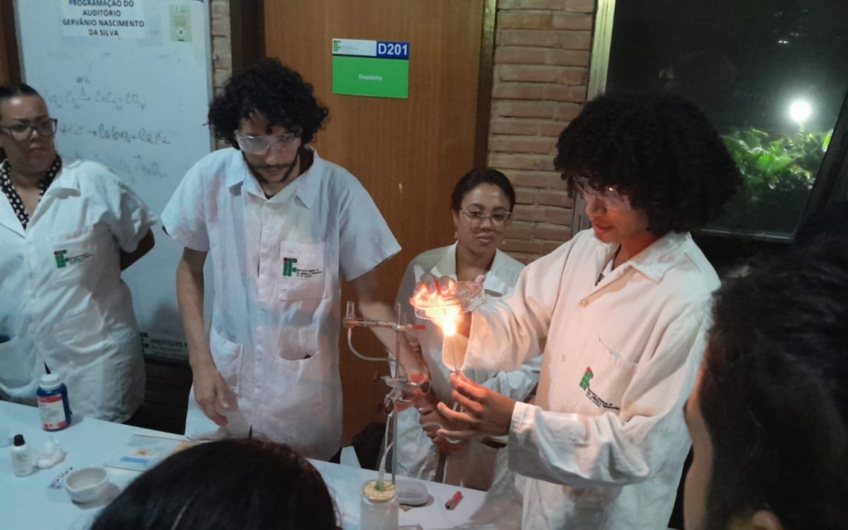 Além das mesas redondas, houve uma apresentação cultural e exposição de produtos educacionais