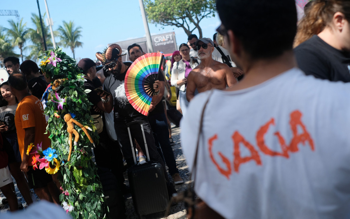 Fãs da cantora Lady Gaga aguardam na frente do Hotel Copacabana Palace, nesta quarta-feira (30).