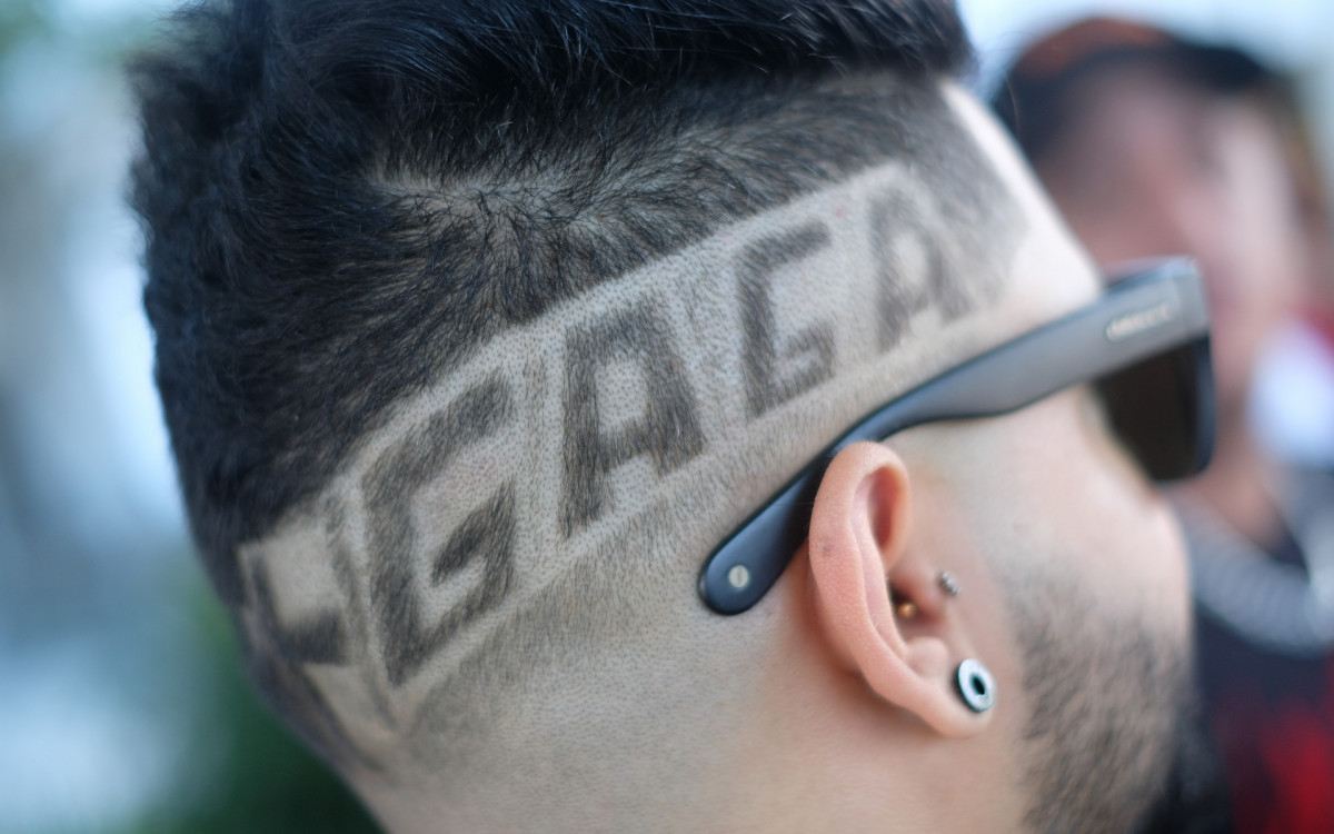 Fãs da cantora Lady Gaga aguardam na frente do Hotel Copacabana Palace, nesta quarta-feira (30).