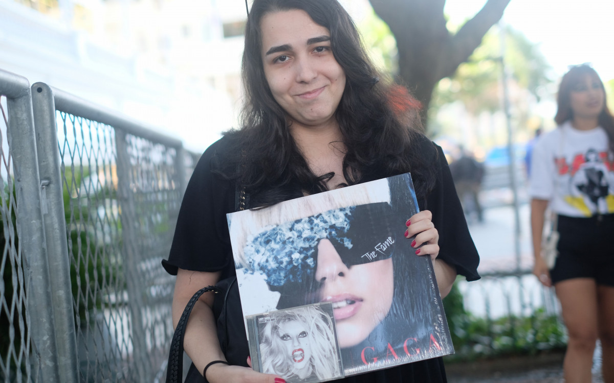 Fãs da cantora Lady Gaga aguardam na frente do Hotel Copacabana Palace, nesta quarta-feira (30).
