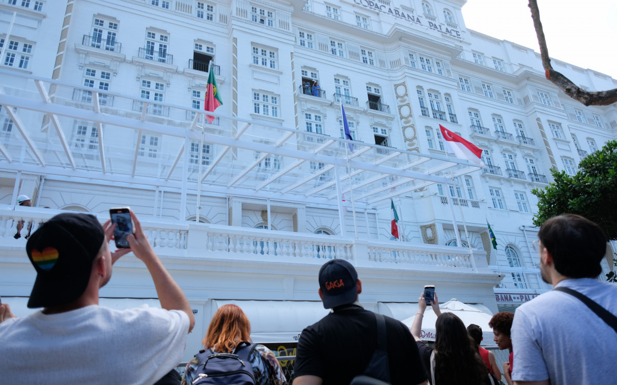 Fãs da cantora Lady Gaga aguardam na frente do Hotel Copacabana Palace, nesta quarta-feira (30).