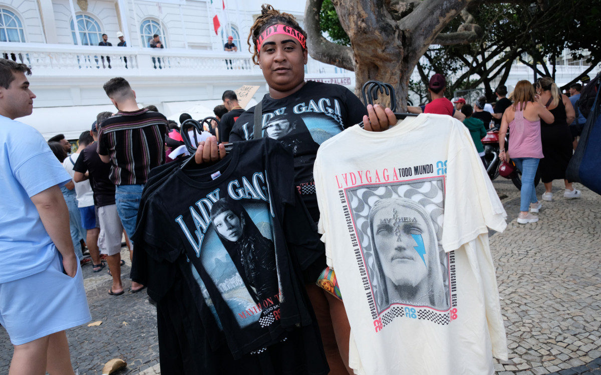 Fãs da cantora Lady Gaga aguardam na frente do Hotel Copacabana Palace, nesta quarta-feira (30).
