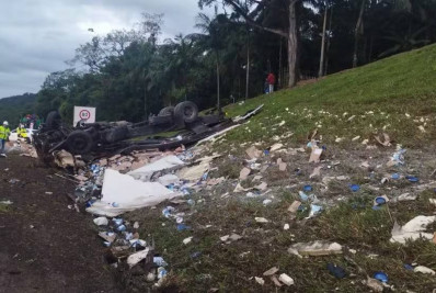 Acidente entre caminhonete e caminhão deixa um morto e dois feridos no Paraná