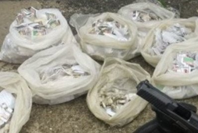 Dupla é detida com pistola e drogas no Parque Elisabeth, em Meriti