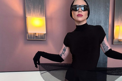 Vídeo! Fã se ajoelha e implora para Lady Gaga aparecer na varanda de hotel