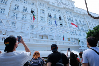 Ansiedade toma conta de fãs de Lady Gaga na porta do Copacabana Palace