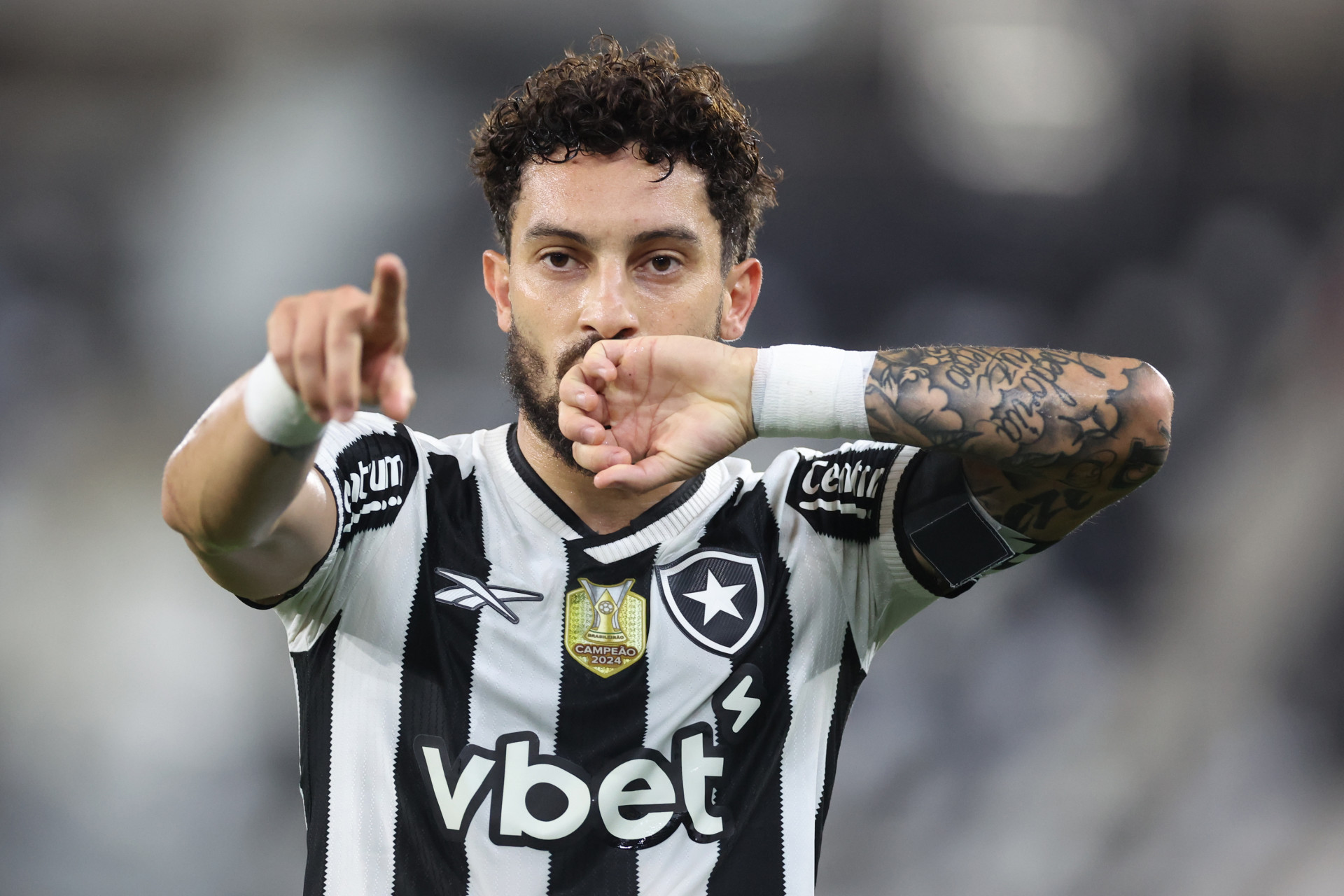 Alex Telles celebra gol marcado pelo Botafogo no Nilton Santos - Vítor Silva / Botafogo
