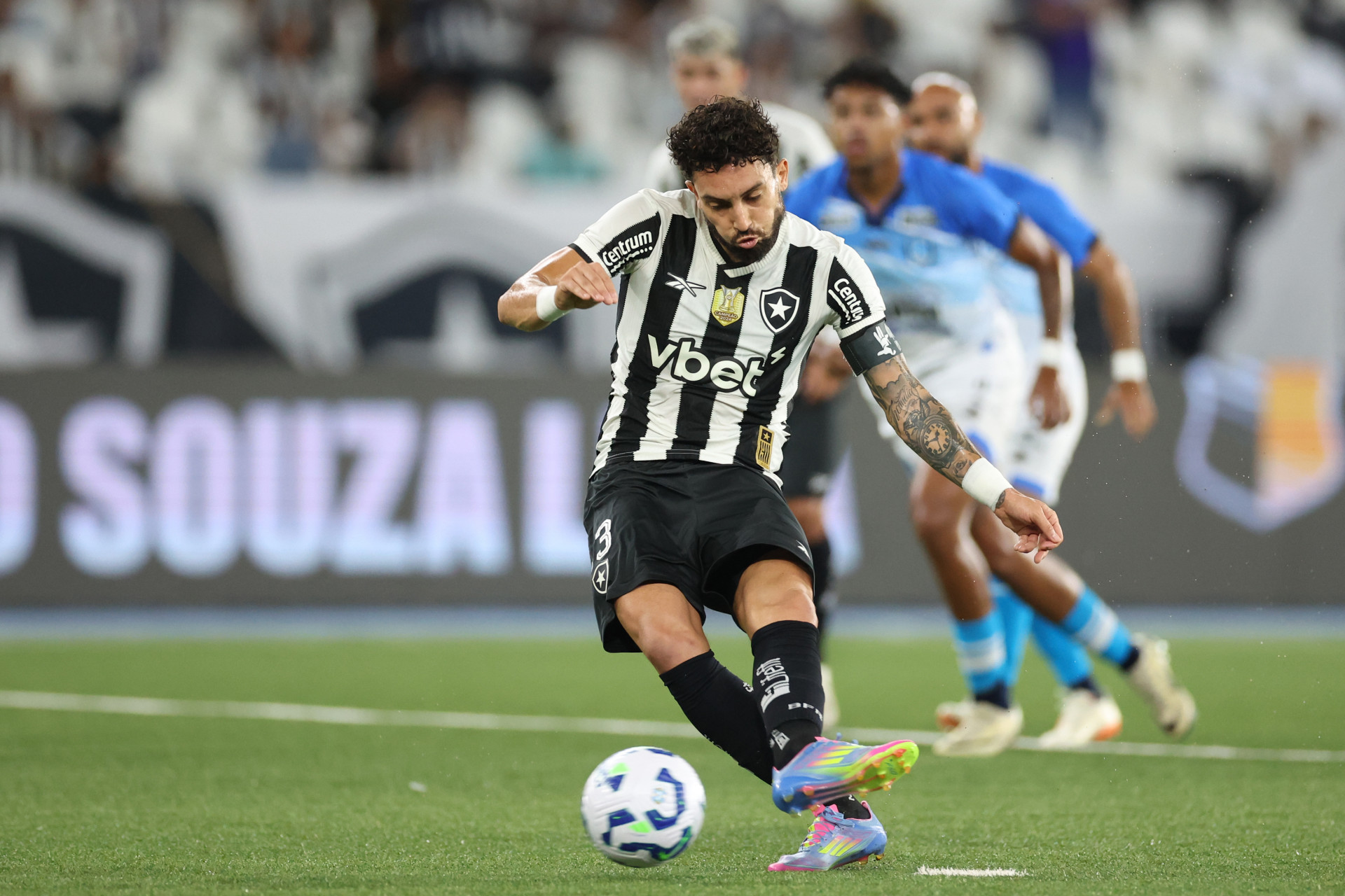 De pênalti, Alex Telles abriu o placar para o Botafogo no Nilton Santos - Vítor Silva / Botafogo