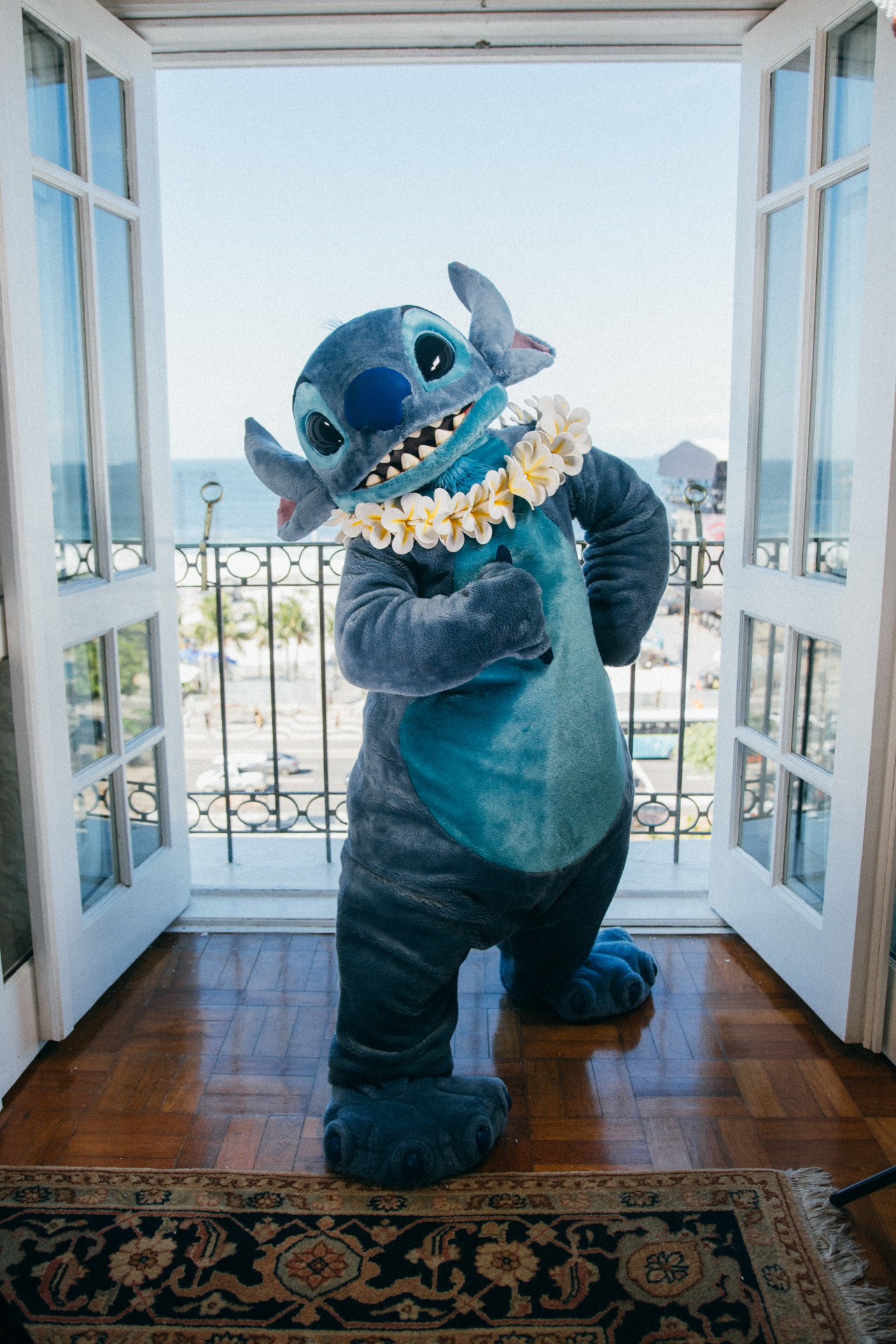 Stitch aparece de surpresa em varanda do Copacabana Palace para fãs da Lady Gaga - Divulgação / @_brunini
