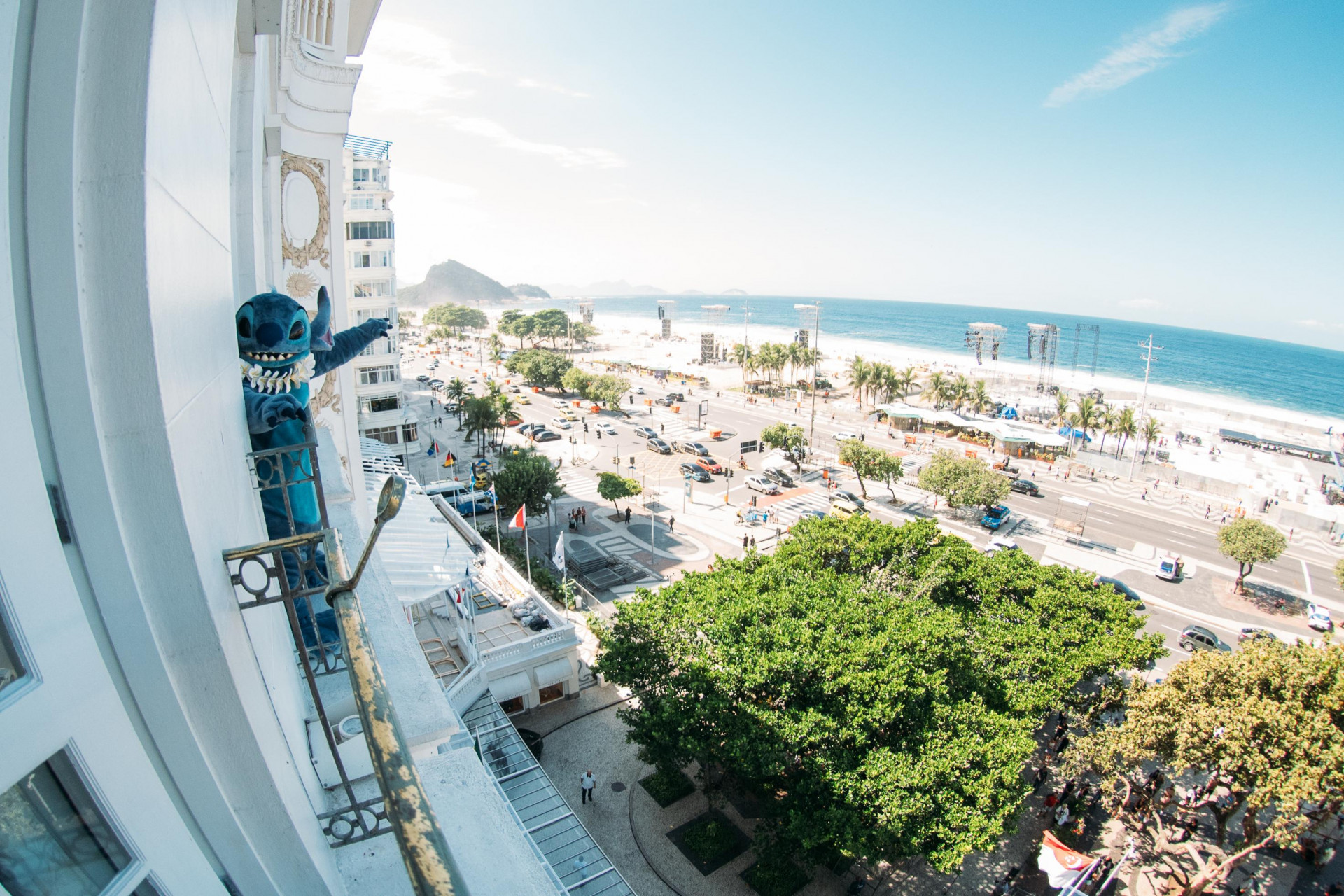 Stitch aparece de surpresa em varanda do Copacabana Palace para fãs da Lady Gaga - Divulgação