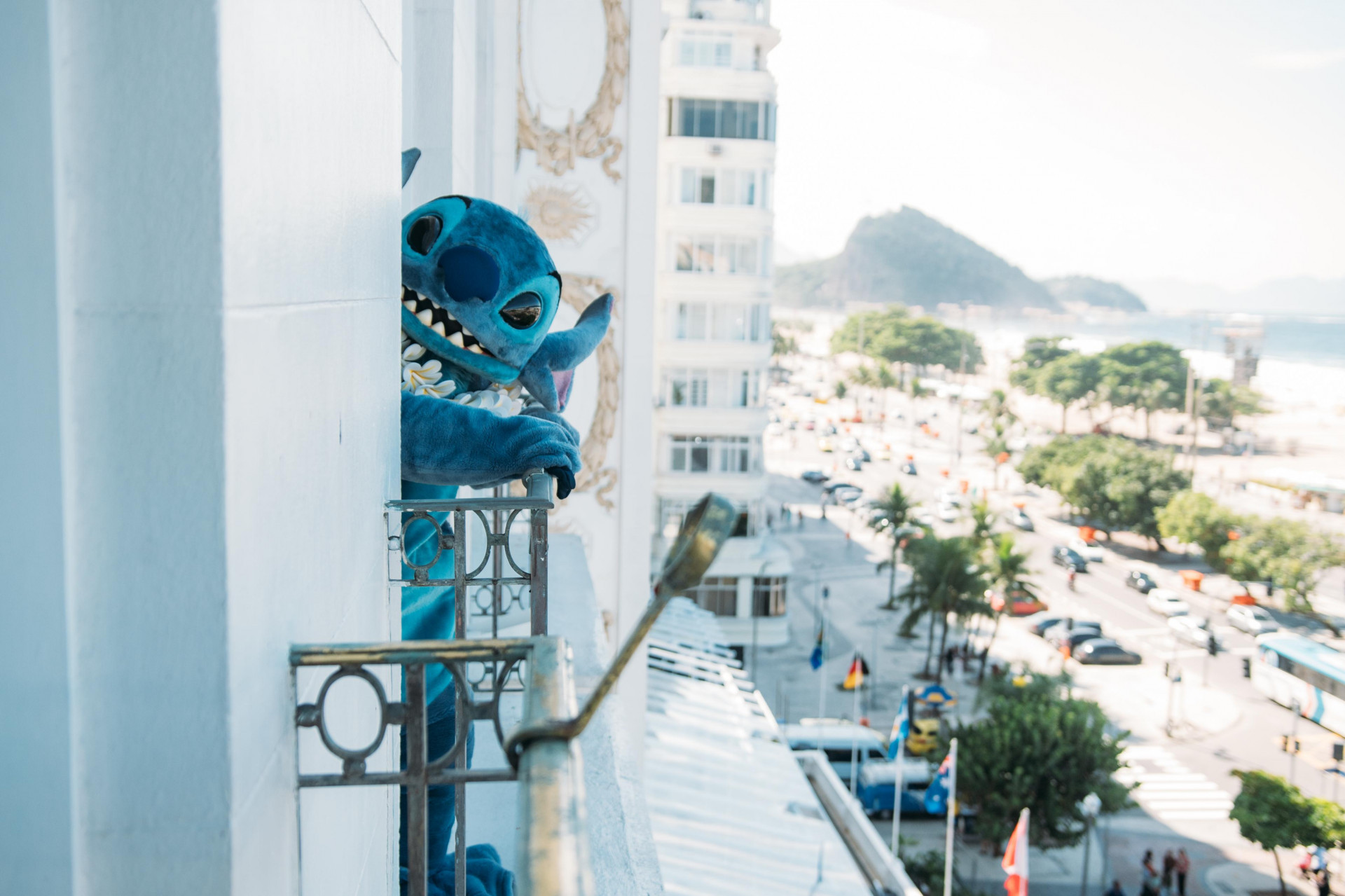Stitch aparece de surpresa em varanda do Copacabana Palace para fãs da Lady Gaga - Divulgação