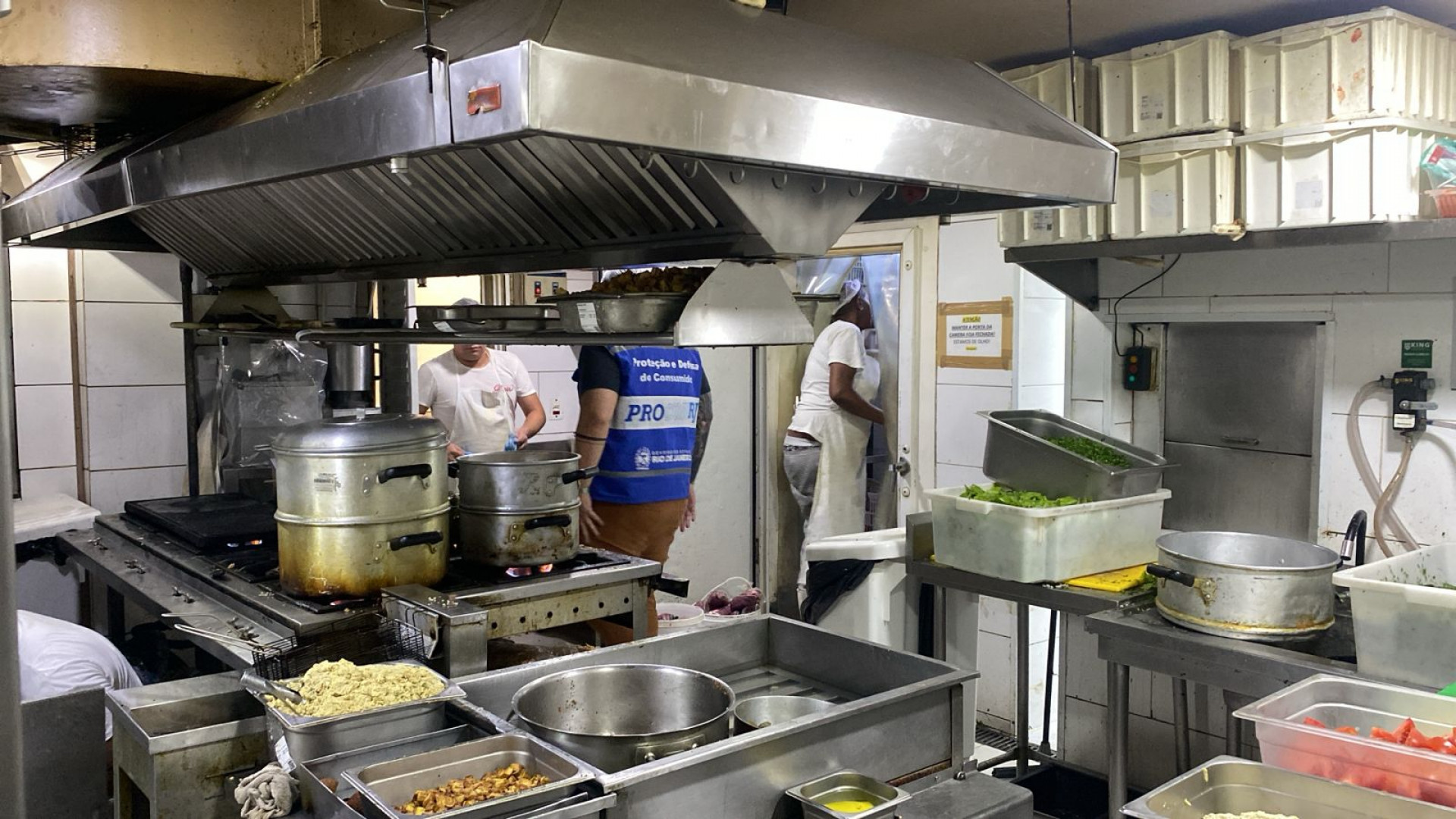 Agentes do Procon e Sedcon fiscalizando cozinhas de restaurantes antes do show de Lady Gaga - Divulgação / Procon-RJ