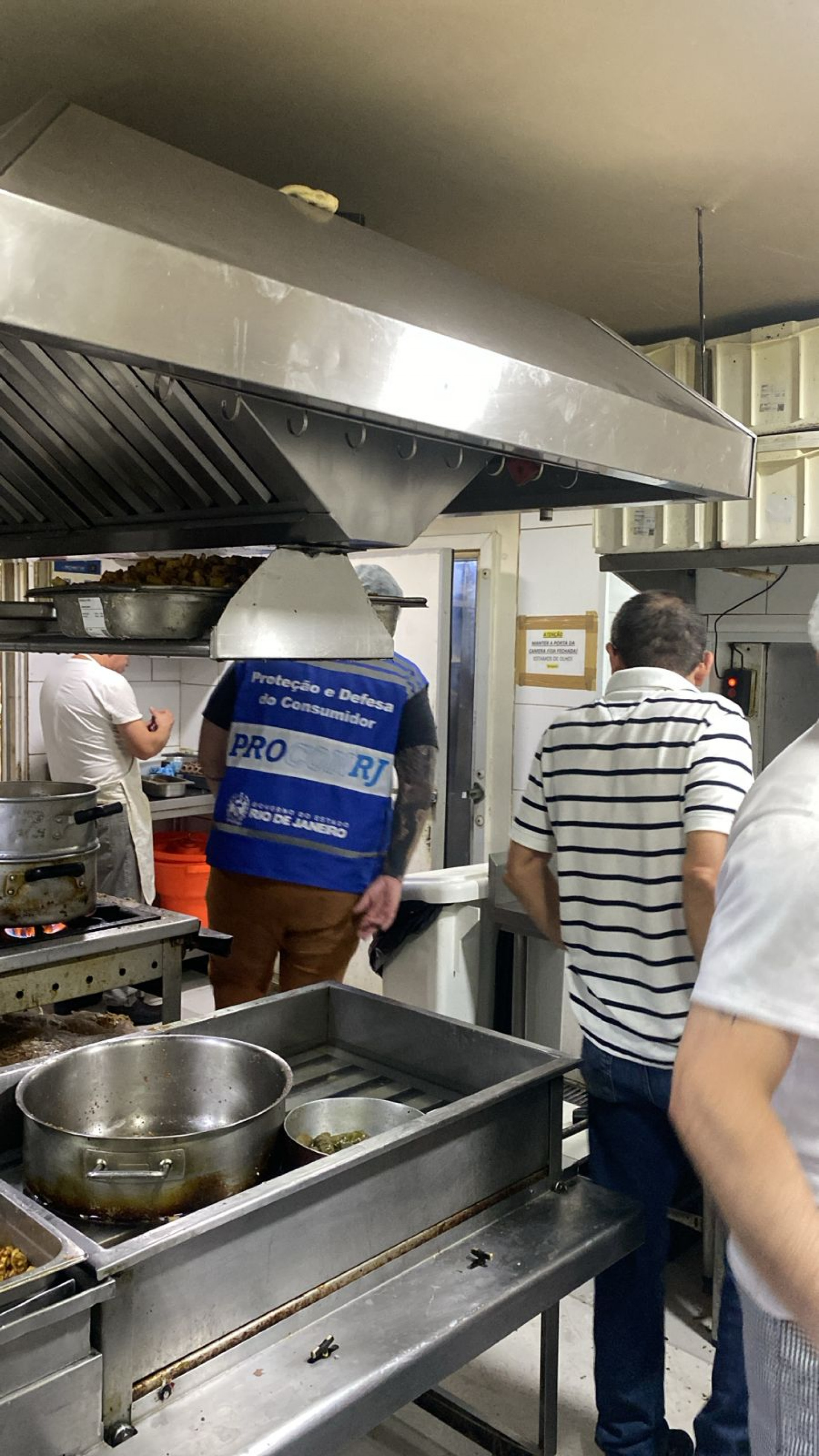 Agentes encontraram problemas estruturais nas cozinhas como pisos quebrados e com rachaduras - Divulgação / Procon-RJ