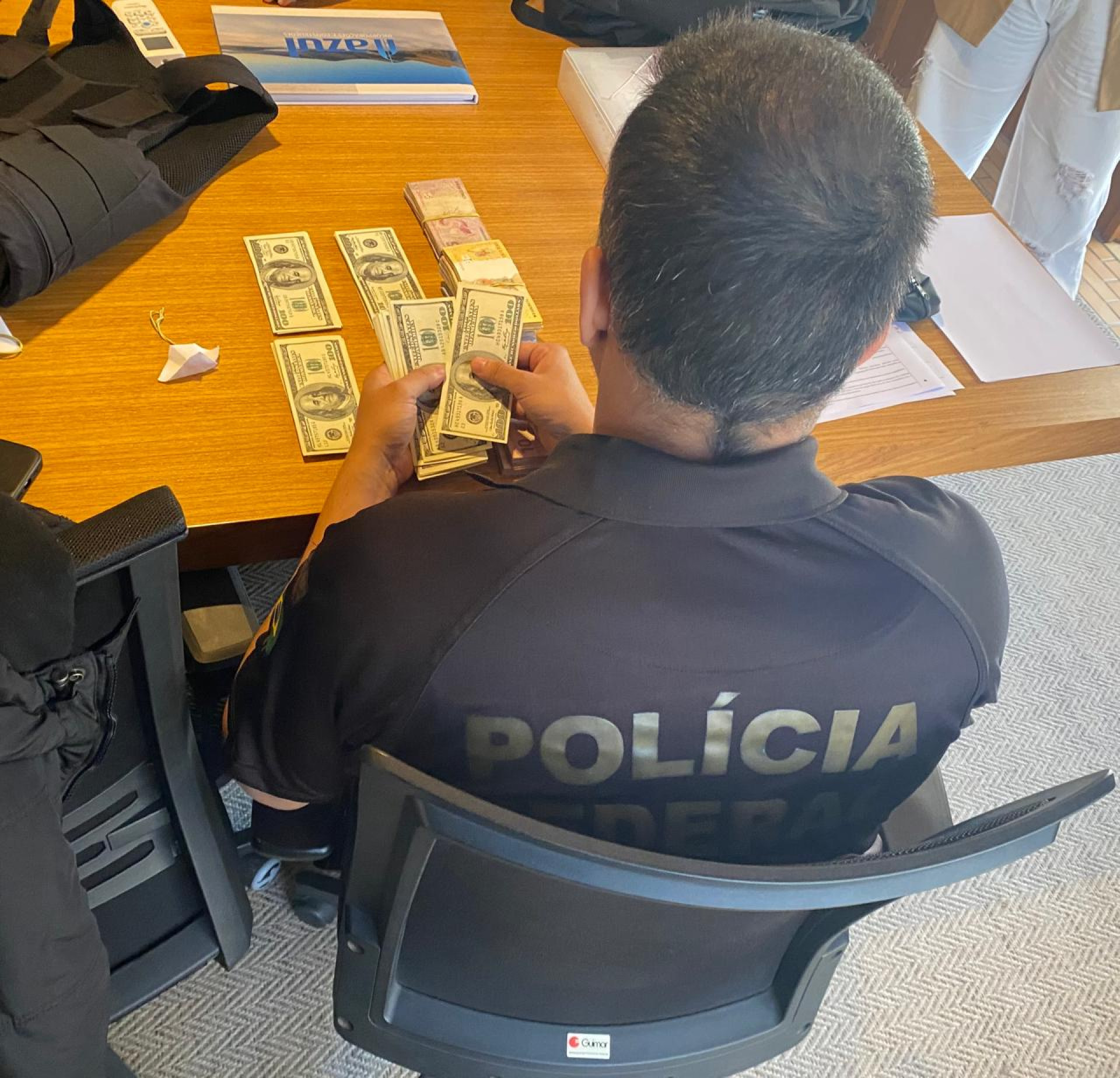 Equipes da PF apreendeu dinheiro em espécie, como dólares - Divulgação/Polícia Federal