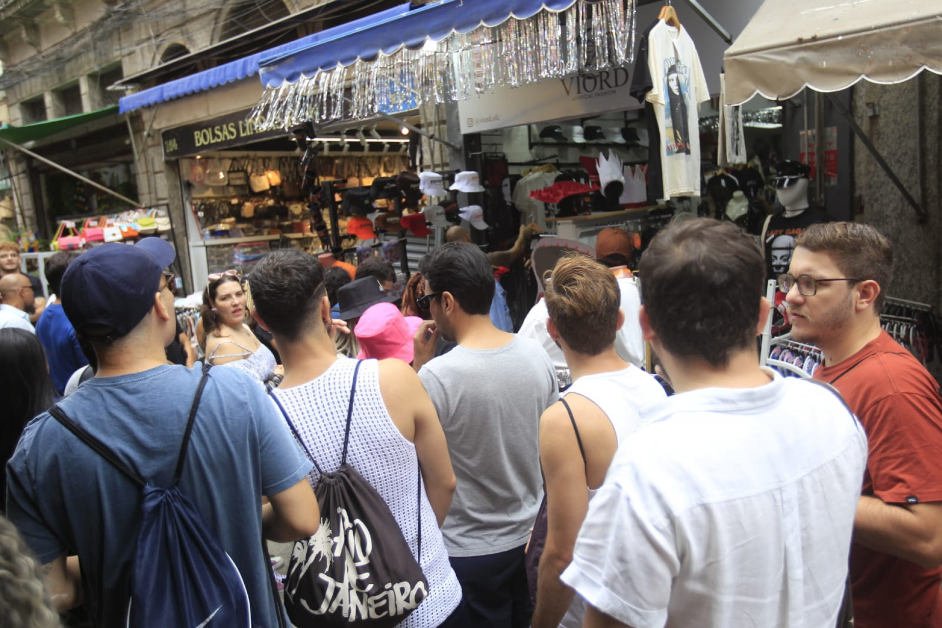 Fãs da Lady Gaga foram ao Saara em busca de produtos com referência à artista - Reginaldo Pimenta / Agência O Dia