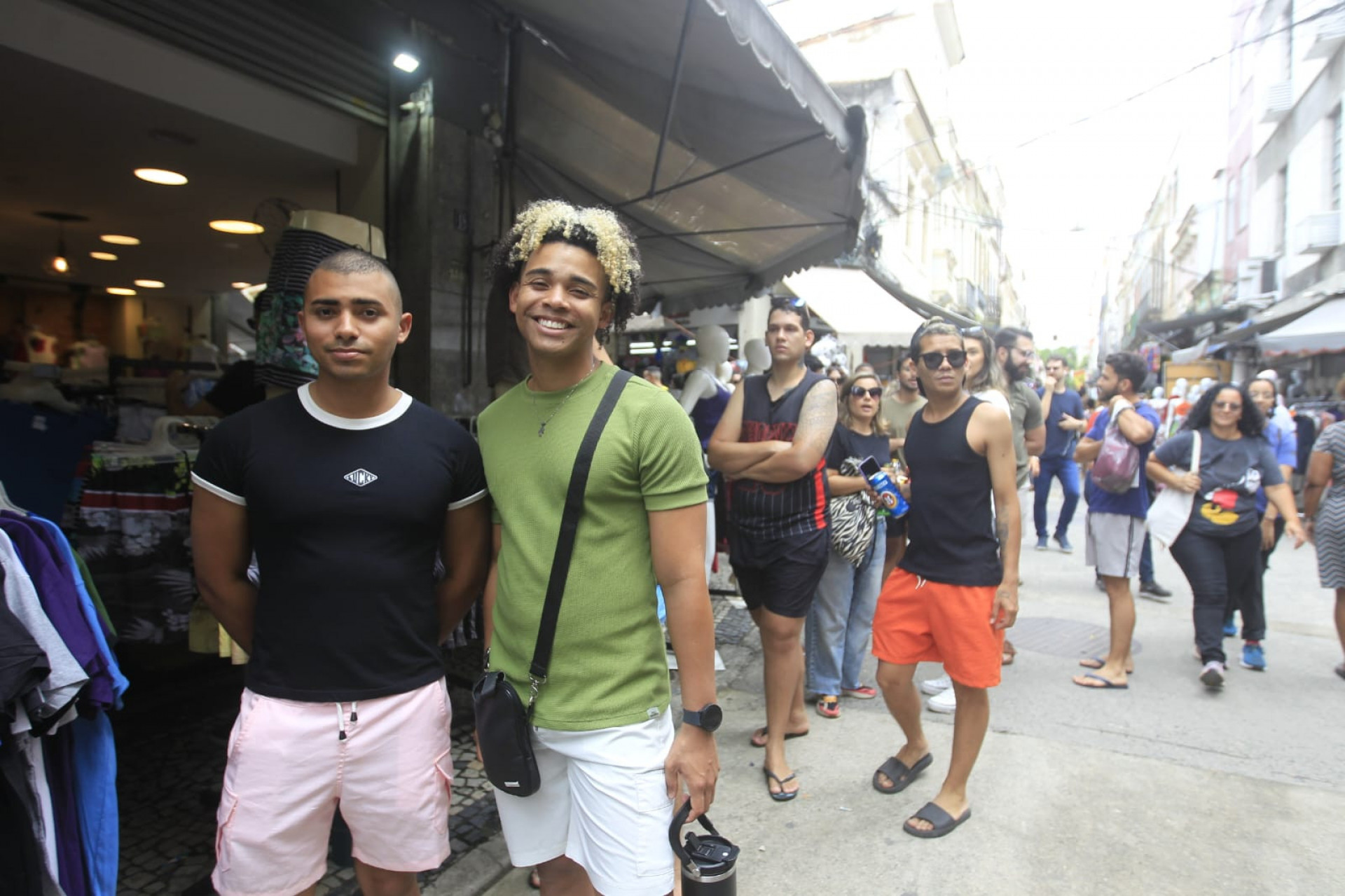 Danilo Monteiro (blusa verde) vai realizar o sonho de assistir ao sho da Lady Gaga - Reginaldo Pimenta / Agência O Dia